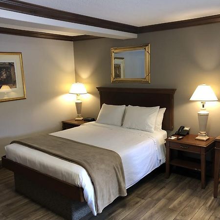 Talbot Trail Inn & Suites リーミントン エクステリア 写真