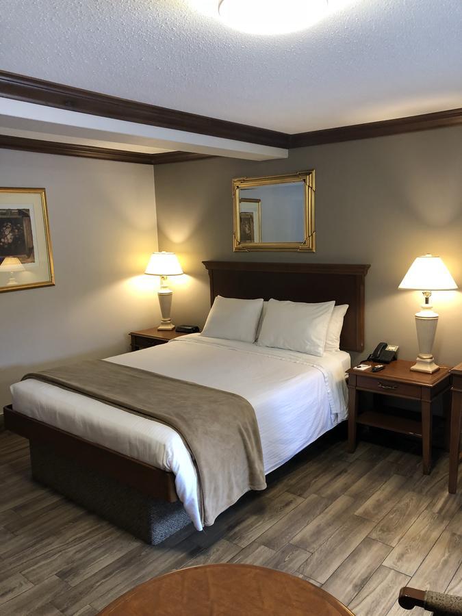 Talbot Trail Inn & Suites リーミントン エクステリア 写真