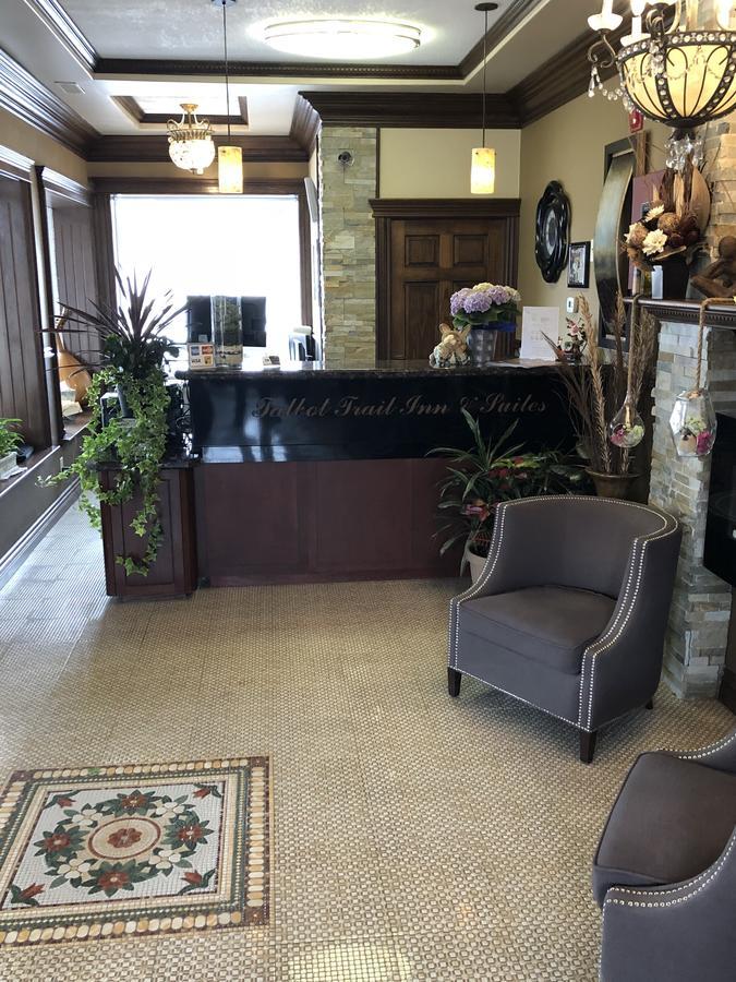 Talbot Trail Inn & Suites リーミントン エクステリア 写真
