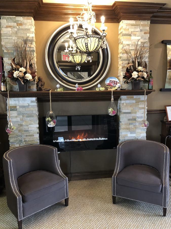 Talbot Trail Inn & Suites リーミントン エクステリア 写真